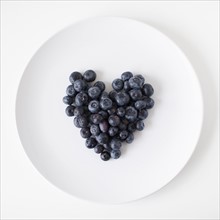 Blueberry heart on plate, studio shot. 
Photo : Jessica Peterson