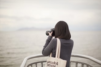 USA, Utah, Salt Lake City, Young woman taking photos. 
Photo: Jessica Peterson