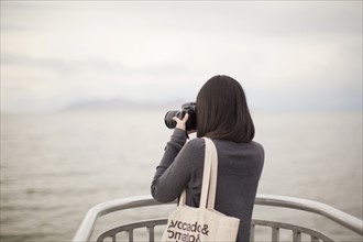 USA, Utah, Salt Lake City, Young woman taking photos. 
Photo : Jessica Peterson