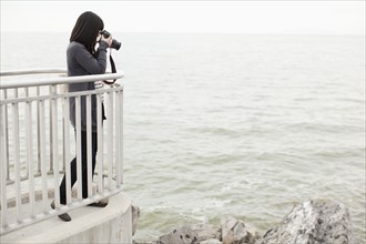 Young woman taking photos. 
Photo : Jessica Peterson