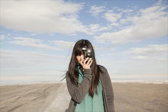 USA, Utah, Salt Lake City, Young woman taking photos. 
Photo : Jessica Peterson