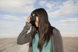USA, Utah, Salt Lake City, Young woman taking photos. 
Photo : Jessica Peterson