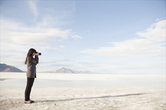 USA, Utah, Salt Lake City, Young woman taking photos. 
Photo: Jessica Peterson