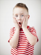 Portrait of surprised toddler boy (2-3). 
Photo : Jessica Peterson