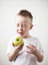 Portrait of toddler boy (2-3) playing with green apple. 
Photo : Jessica Peterson