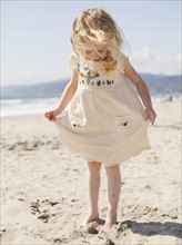 USA, California, Los Angeles, Happy young girl (4-5) playing on beach. 
Photo : Jessica Peterson