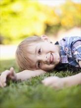 Outdoor portrait of happy young boy (6-7) . 
Photo : Jessica Peterson