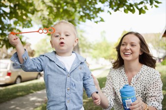 Toddler boy (2-3) and mother blowing bubbles. 
Photo : Jessica Peterson