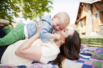 USA, Utah, Salt Lake City, Young mother kissing toddler boy ( 2-3). 
Photo : Jessica Peterson