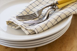 Forks, napkin and plates.