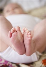 Close-up view of baby boy's feet (2-5 months). Photo : Jamie Grill