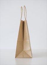 Studio shot of shopping bag. Photo : Daniel Grill