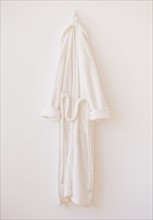 Studio shot of white bathrobe. Photo : Daniel Grill