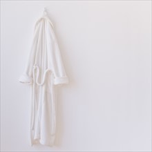 Studio shot of white bathrobe. Photo : Daniel Grill