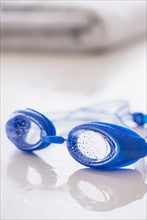 Close-up of blue swimming goggles. Photo : Daniel Grill