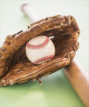 Baseball glove with ball and bat. Photo : Daniel Grill