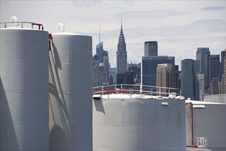 USA, New York, Industrial area and city skyline. Photo: fotog