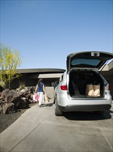 Car with open trunk with groceries. Photo: Erik Isakson
