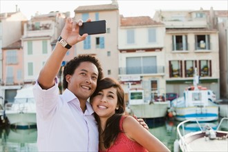 France, Cassis, Couple taking picture with smartphone. Photo : Mike Kemp