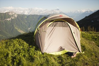 Switzerland, Leysin, Tent pitched on Alpine meadow. Photo : Mike Kemp