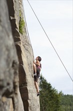 Woman rock climbing. Photo : Noah Clayton