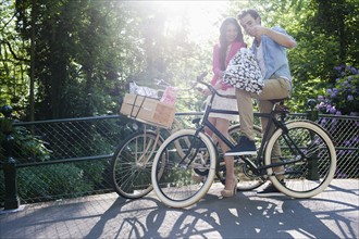 Couple on bikes. Photo : Mark de Leeuw