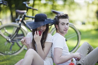 Couple having picnic in park. Photo : Mark de Leeuw