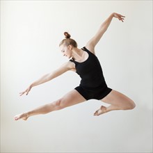 Teenage (16-17) gymnast exercising. Photo : Jessica Peterson