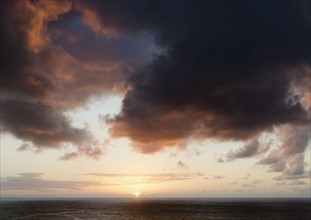 Sea at sunset. Photo : Jamie Grill
