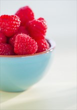 Bowl filled with fresh raspberries. Photo : Daniel Grill
