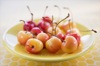 Cherries on plate. Photo : Daniel Grill