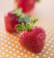 Close-up of strawberries on dotted background. Photo : Daniel Grill