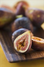 Figs on wood tray. Photo : Daniel Grill