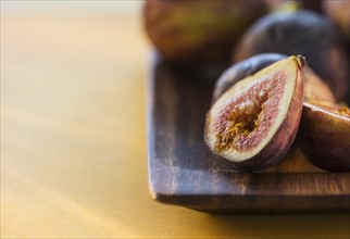 Figs on wood tray. Photo : Daniel Grill