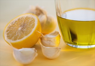 Lemon, garlic and jar of honey. Photo : Daniel Grill