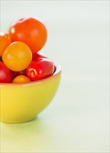 Studio Shot of tomatoes in bowl. Photo : Daniel Grill