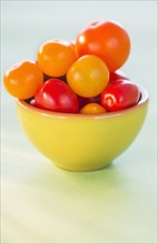 Studio Shot of tomatoes in bowl. Photo : Daniel Grill