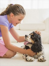 Girl (8-9) playing with her dog . Photo : Daniel Grill