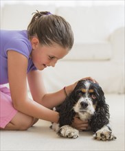 Girl (8-9) playing with her dog . Photo : Daniel Grill