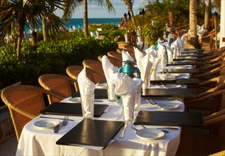 Beach resort outdoor restaurant table settings. Photo : John Kelly