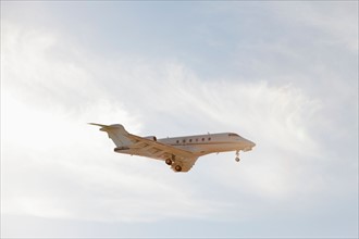 Private leer jet flying through air. Photo : Mike Kemp