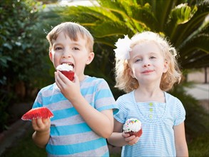 Girl and boy eating cupcakes. Photo : Jessica Peterson