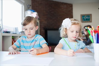 Girl and boy drawing in living room. Photo : Jessica Peterson