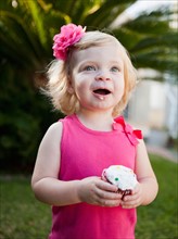 Girl holding cupcake. Photo : Jessica Peterson