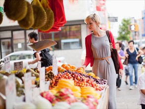 Woman looking at fresh friuts at street market. Photo : Jessica Peterson