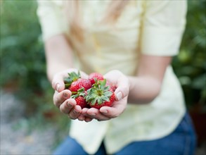 Woman holding strawberries. Photo : Jessica Peterson