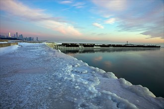 Frozen coast of Michigan Lake. Photo: Henryk Sadura