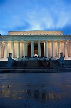 Lincoln Memorial at dusk. Photo : Henryk Sadura