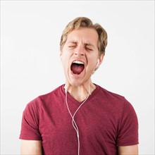 Man singing while listening to music. Photo : Jessica Peterson
