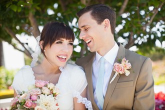Portrait of young bride and groom. Photo : Jessica Peterson